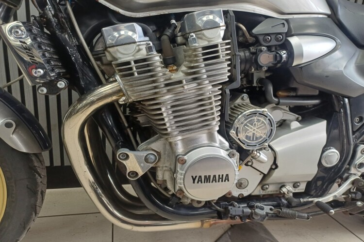 YAMAHA XJR 1300