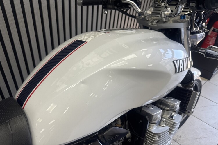 YAMAHA XJR 1300