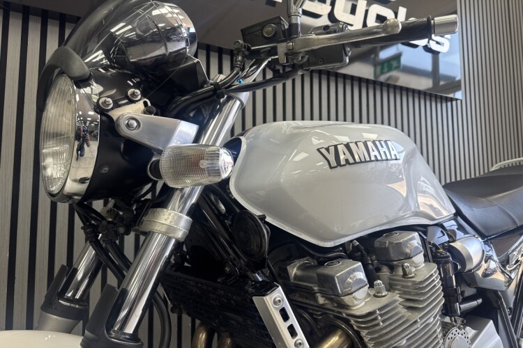 YAMAHA XJR 1300