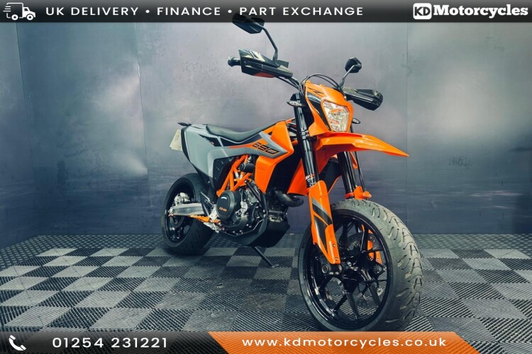 2022 KTM 690 SMC R, Orange