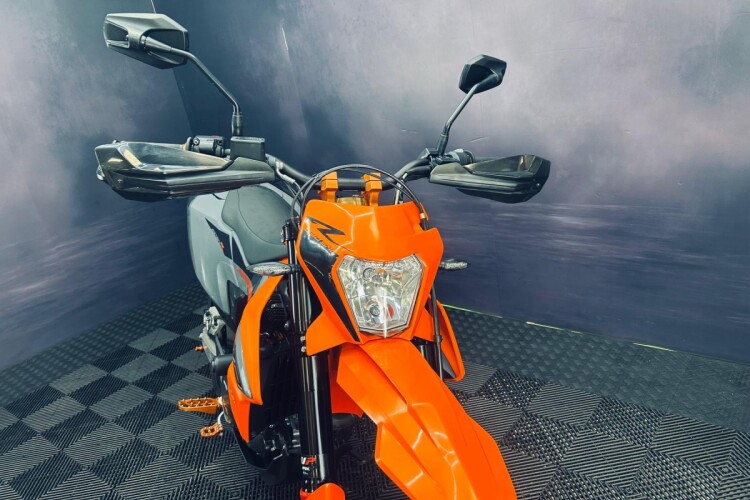 2022 KTM 690 SMC R, Orange - photo 8