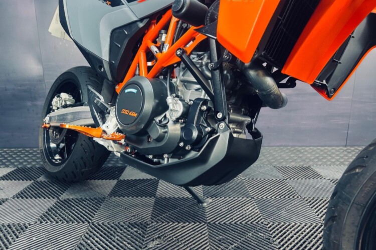 2022 KTM 690 SMC R, Orange - photo 10