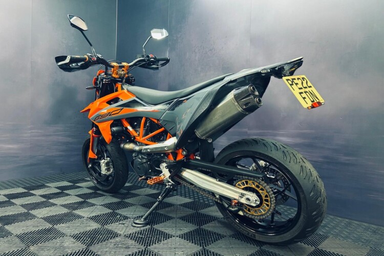 2022 KTM 690 SMC R, Orange - photo 14