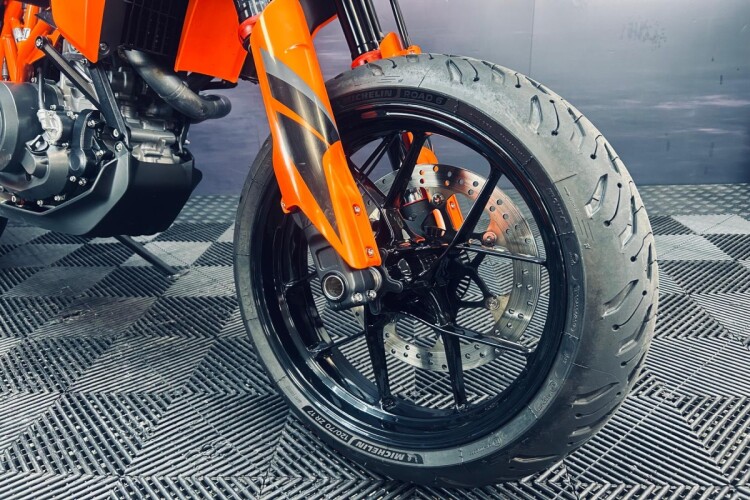 2022 KTM 690 SMC R, Orange - photo 15