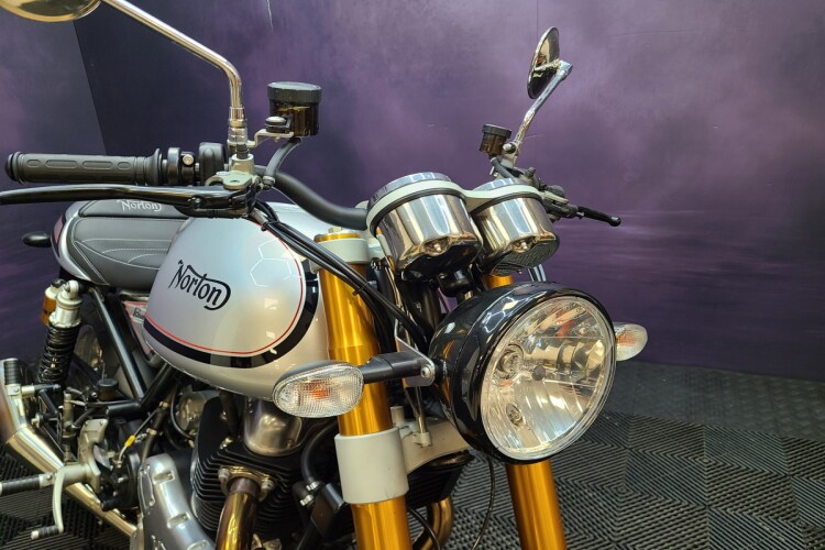 NORTON COMMANDO 961