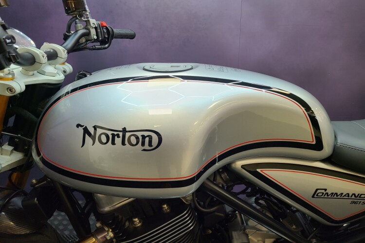 NORTON COMMANDO 961
