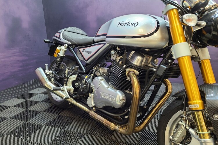 NORTON COMMANDO 961