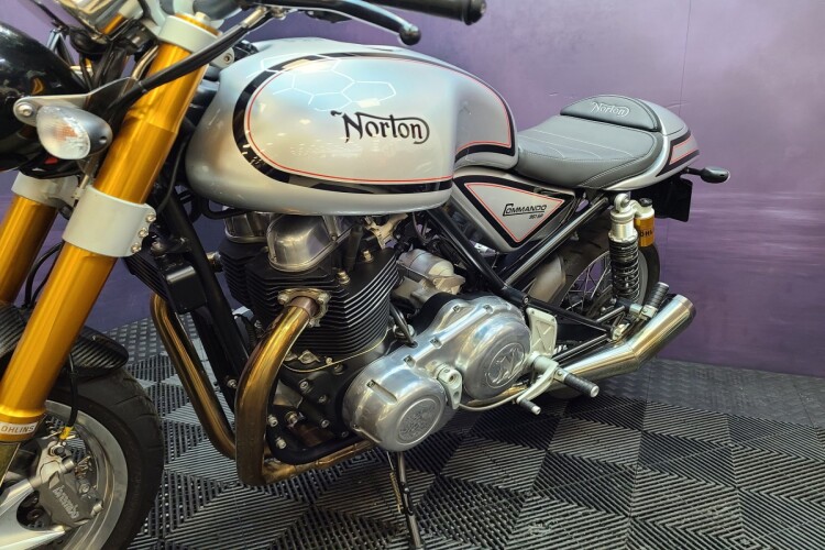 NORTON COMMANDO 961