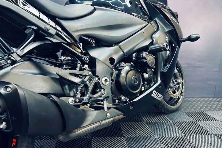 SUZUKI GSX-S1000F