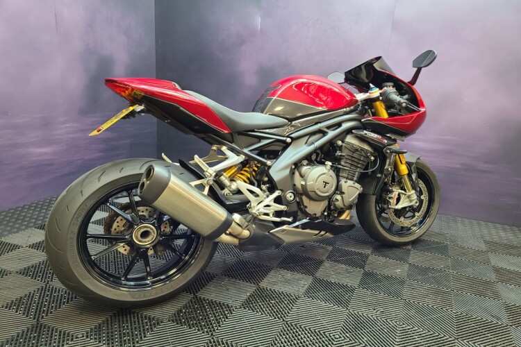 TRIUMPH SPEED TRIPLE 1200