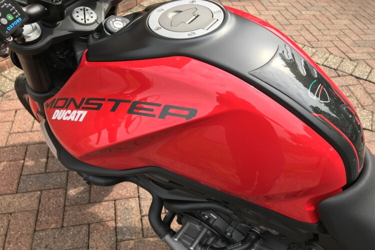 DUCATI MONSTER 937