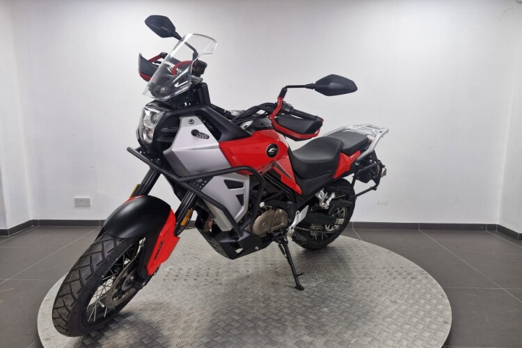 QJMOTOR SVT650 X