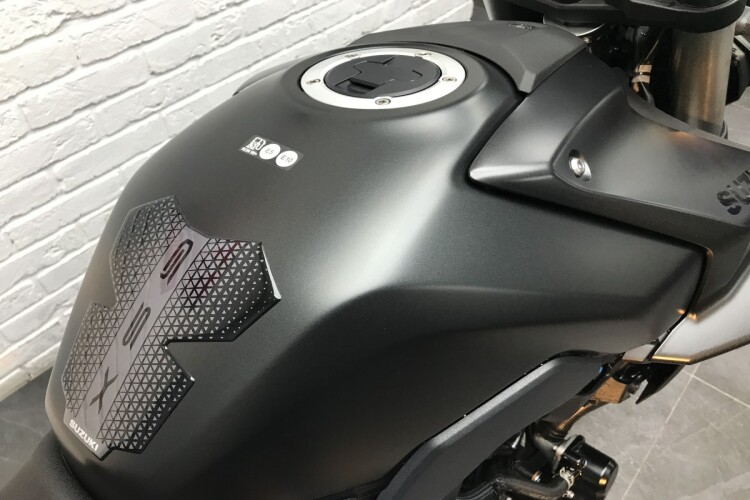 SUZUKI GSX-8S