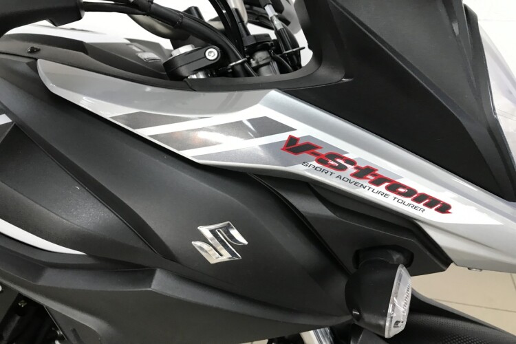 2017 SUZUKI V-STROM 650, White - photo 7