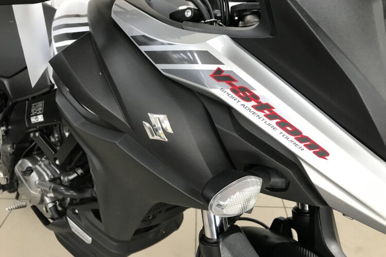 2017 SUZUKI V-STROM 650, White - photo 10