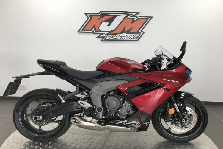 TRIUMPH DAYTONA 660