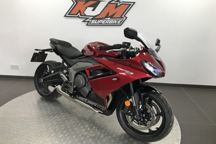 TRIUMPH DAYTONA 660