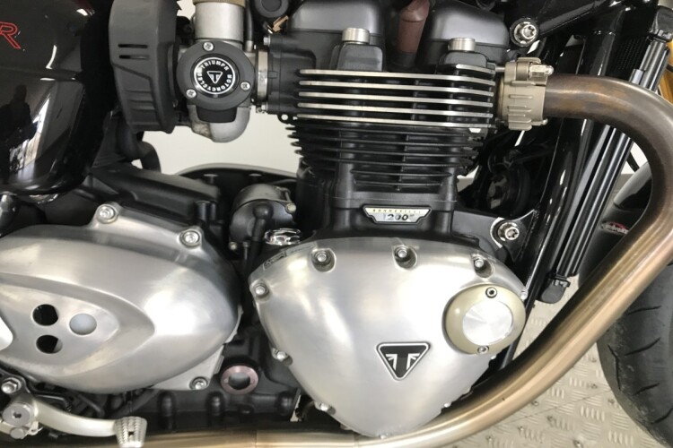 TRIUMPH THRUXTON 1200 R