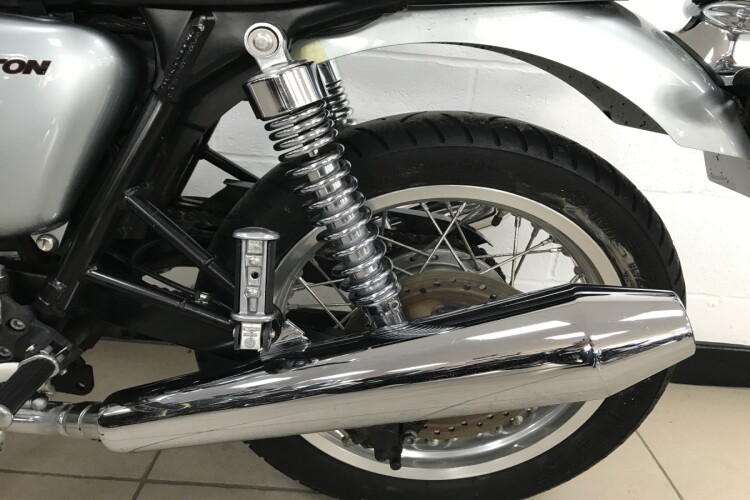 TRIUMPH THRUXTON 865