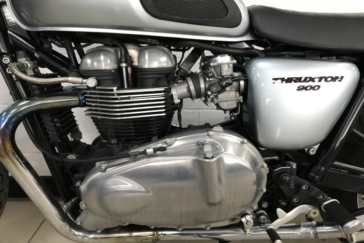 TRIUMPH THRUXTON 865