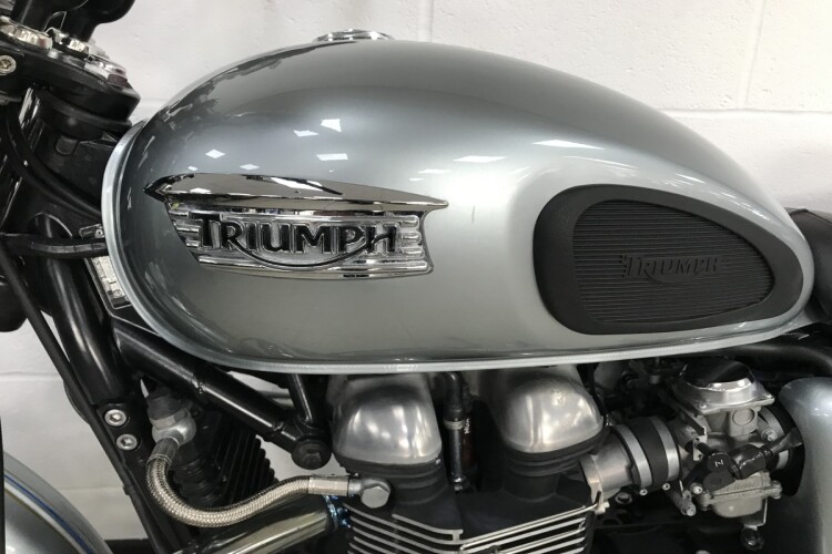 TRIUMPH THRUXTON 865