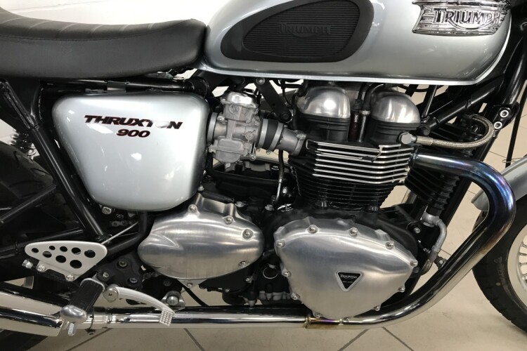 TRIUMPH THRUXTON 865