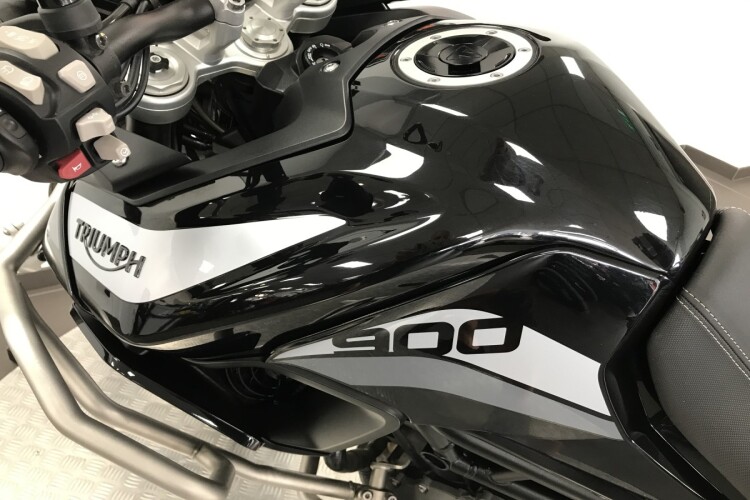 TRIUMPH TIGER 900