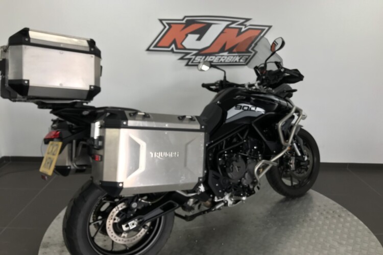 TRIUMPH TIGER 900