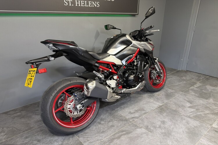 KAWASAKI Z900