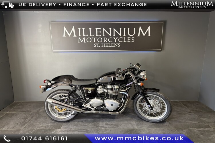 TRIUMPH THRUXTON 900