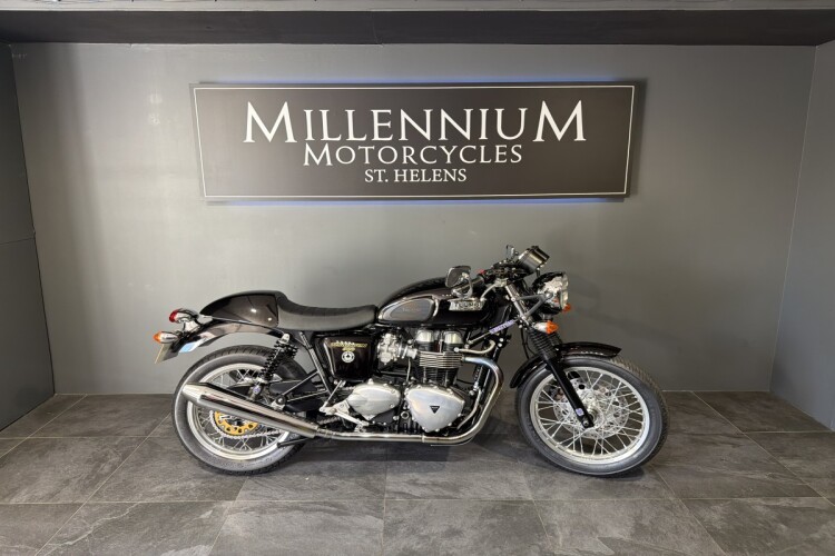 TRIUMPH THRUXTON 900