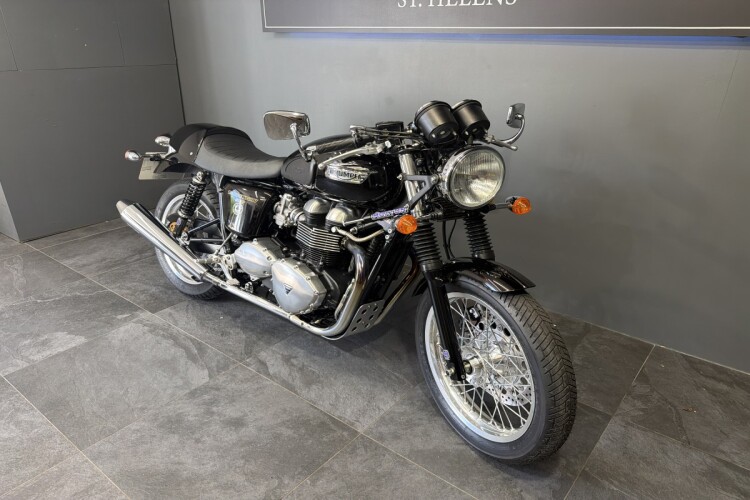 TRIUMPH THRUXTON 900