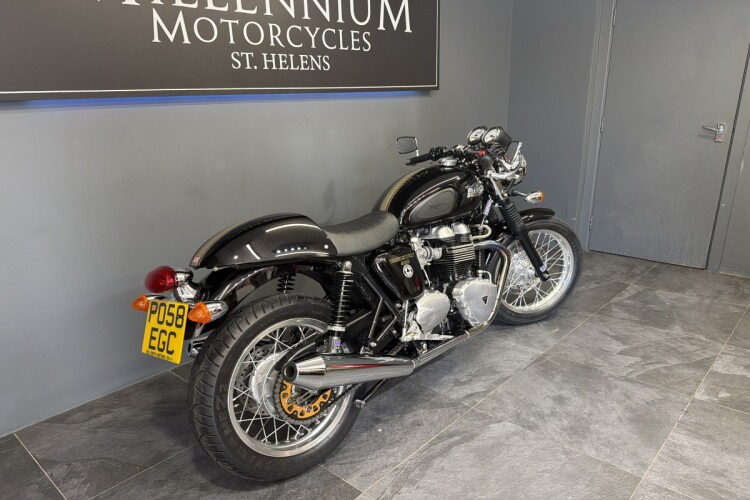 TRIUMPH THRUXTON 900