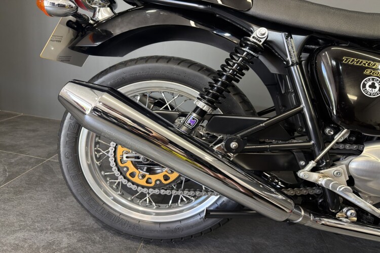 TRIUMPH THRUXTON 900
