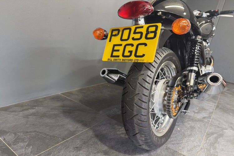TRIUMPH THRUXTON 900