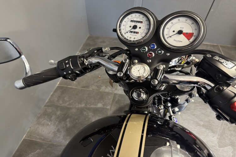 TRIUMPH THRUXTON 900