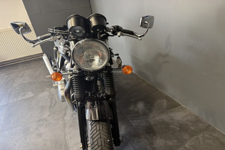 TRIUMPH THRUXTON 900