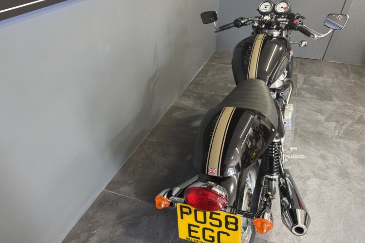 TRIUMPH THRUXTON 900