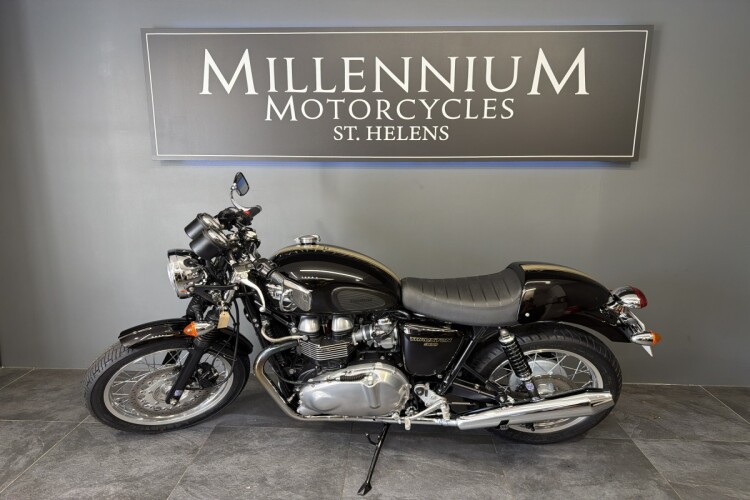 TRIUMPH THRUXTON 900
