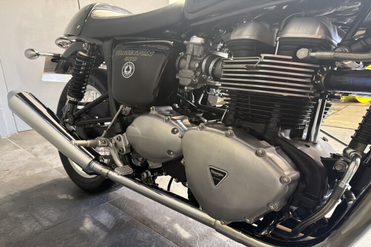 TRIUMPH THRUXTON 900