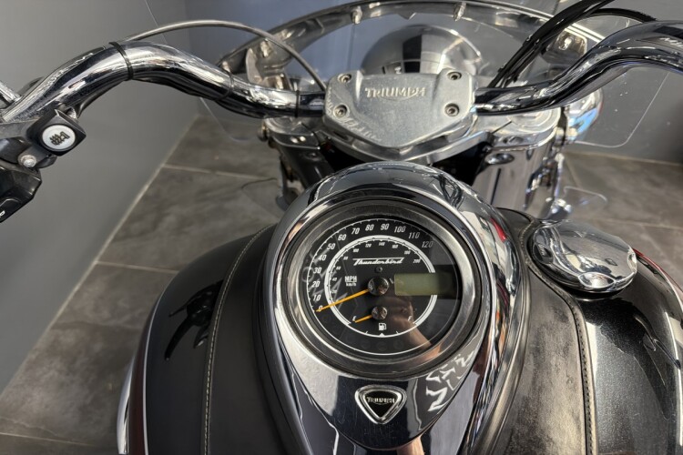 TRIUMPH THUNDERBIRD 1700