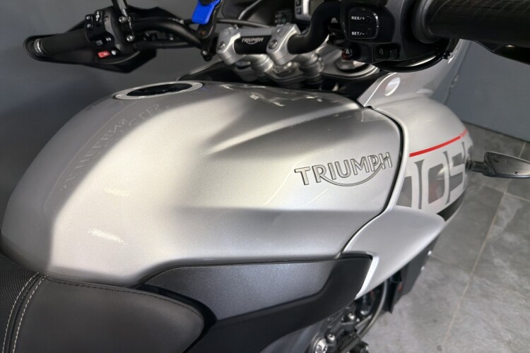 TRIUMPH TIGER 1050