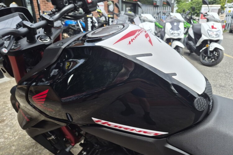 HONDA CB750 HORNET