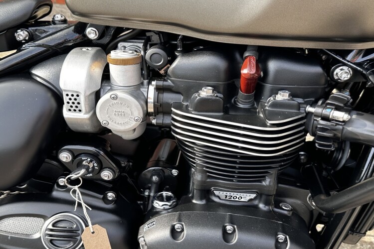 TRIUMPH BOBBER