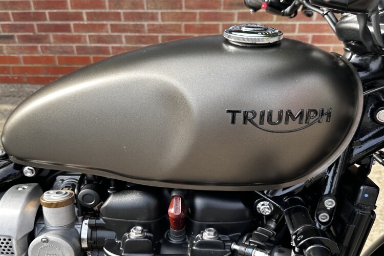 TRIUMPH BOBBER
