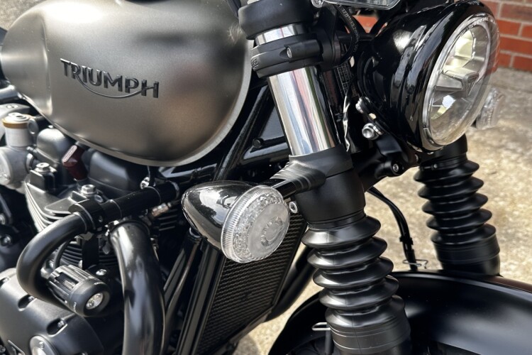 TRIUMPH BOBBER
