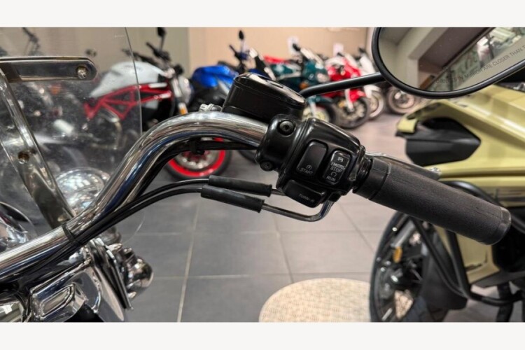 HARLEY-DAVIDSON FLHRCI ROAD KING CLA
