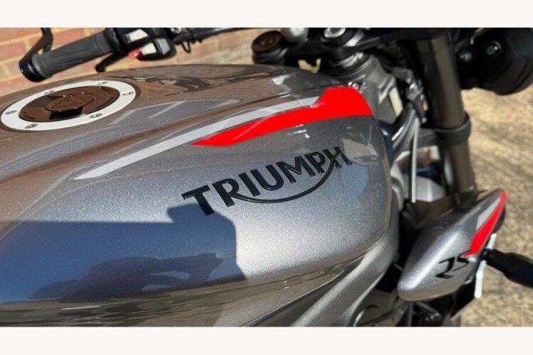 TRIUMPH STREET TRIPLE RS