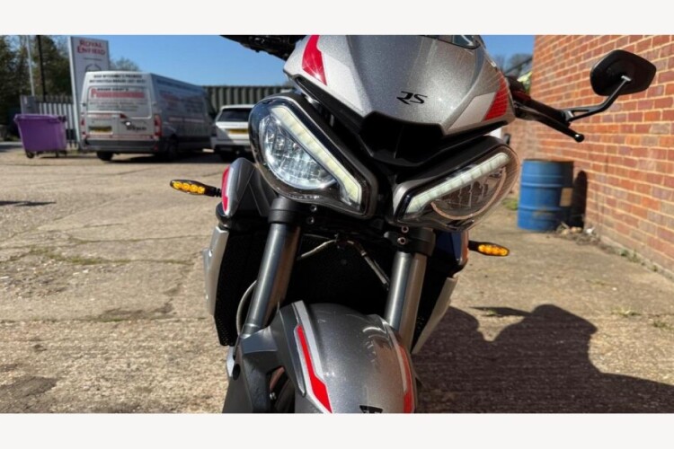 TRIUMPH STREET TRIPLE RS