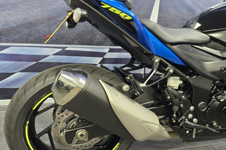 SUZUKI GSX-S750